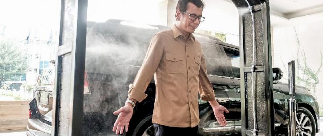 Menparekraf Wishnutama melintasi disinfektan chamber yang nantinya jadi prosedur bagi tenaga medis dan gugus tugas pencegahan Covid-19 yang menginap di hotel. Dok. Kemenparekraf