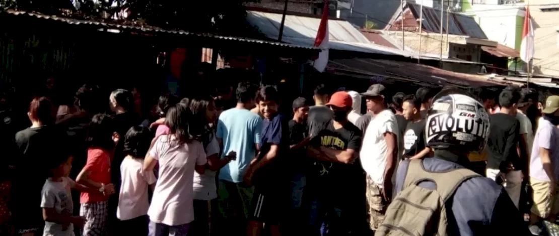 Kerabat Anjas sedang menunggu jenazah almarhum di rumah duka.