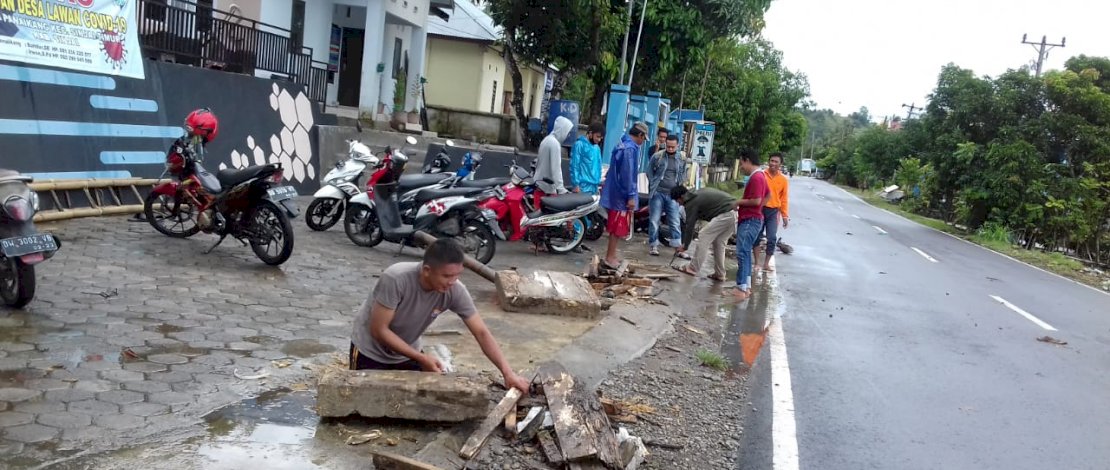 Personel Polsek Sinjai Timur, menggelar kerja bakti membersihkan selokan.