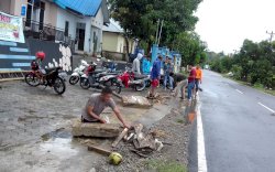 Personel Polsek Sinjai Timur Bersama Warga Lakukan Kerja Bakti Antisipasi Banjir