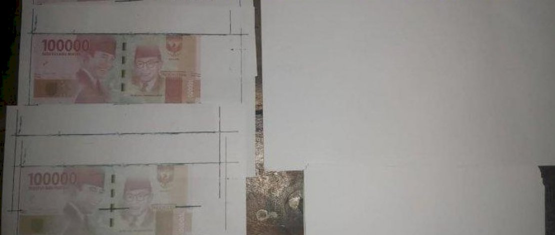 Barang bukti uang palsu dan kertas yang digunakan pelaku.