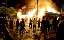 Buntut Kematian George Floyd, Kerusuhan Meluas Hampir Seluruh AS