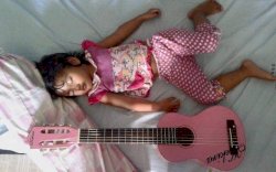 Lihat Foto Gitar Pengamen Dihancurkan, Gadis Kecil Ini Tawarkan Gitarnya Sebagai Pengganti
