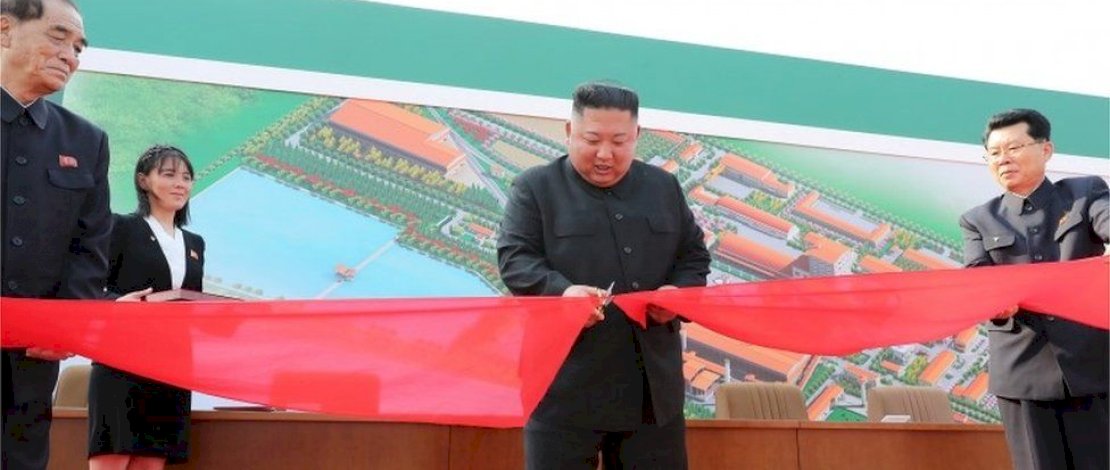 Kim Jong-un gunting pita, peresmian pabrik pupuk di Korut. Ini kemunculan pertamanya usai dirumorkan meninggal. (Sumber: BBC).