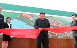 Kim Muncul ke Publik, Dia Gunting Pita Merah Pabrik Pupuk