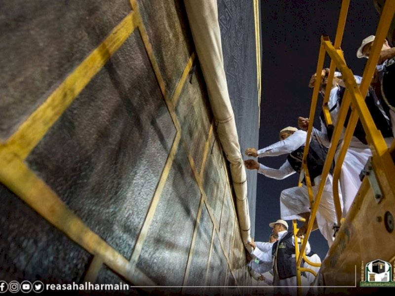 Jelang Haji, Otoritas Makkah Angkat Kiswah Ka'bah