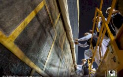 Jelang Haji, Otoritas Makkah Angkat Kiswah Ka'bah