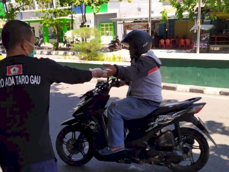 KKSS Malut Bagikan Makan Siang dan Masker Gratis untuk Tukang Ojek dan Sopir Angkot