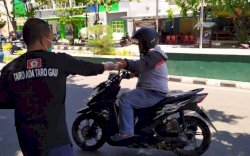 KKSS Malut Bagikan Makan Siang dan Masker Gratis untuk Tukang Ojek dan Sopir Angkot