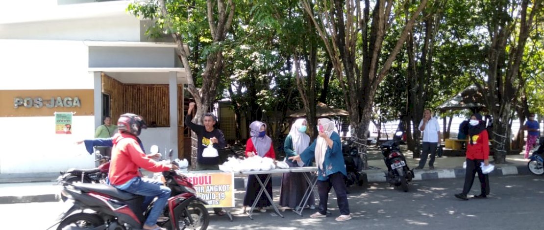 KKSS melakukan aksi peduli sesama di Kota Ternate. 