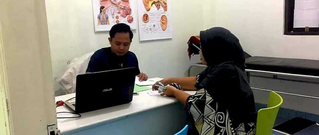 Petugas Klinik Tata Medika, tengah melayani pelanggan. Klinik ini salah satu yang mendapat bantuan APD dari Andi Akmal Pasluddin. Petugas Klinik Tata Medika, tengah melayani pelanggan. Klinik ini salah satu yang mendapat bantuan APD dari Andi Akmal Pasluddin.