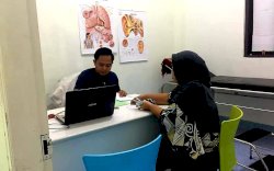 Klinik Tata Medika Bone Dapat Bantuan APD dari Andi Akmal Pasluddin