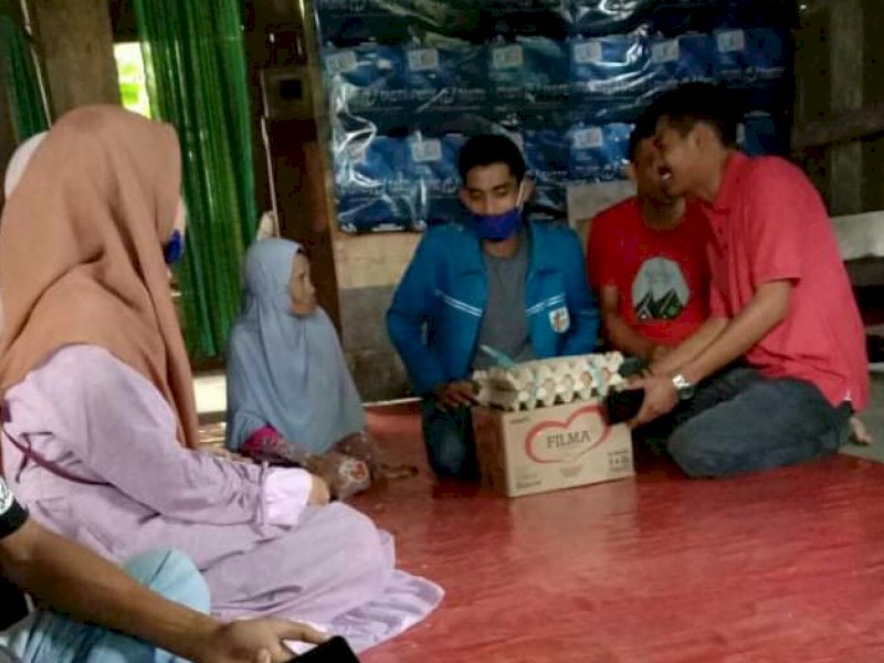 KNPI dan Pemuda Desa di Sinjai Selatan Bagikan Sembako ke Warga Miskin