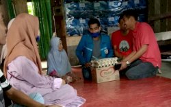 KNPI dan Pemuda Desa di Sinjai Selatan Bagikan Sembako ke Warga Miskin