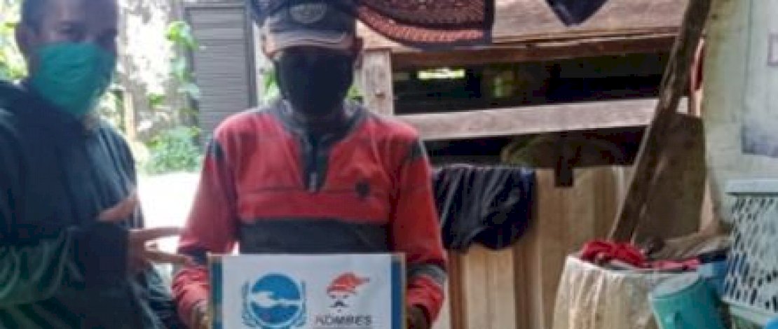 Dg Sampara dan anak-anaknya memangku bantuan dari Kombes Makassar.