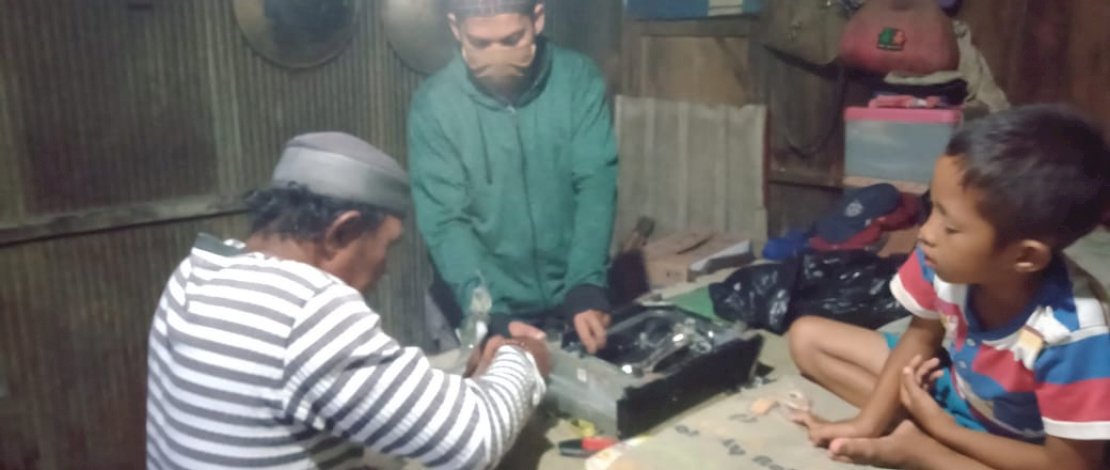 Dg Sampara memasang kompor gas bantuan dari Kombes. 