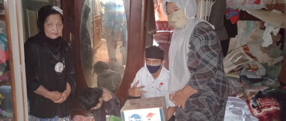 Almalik Musafir Kelana, memberikan bantuan kepada Esti dan keluarganya.