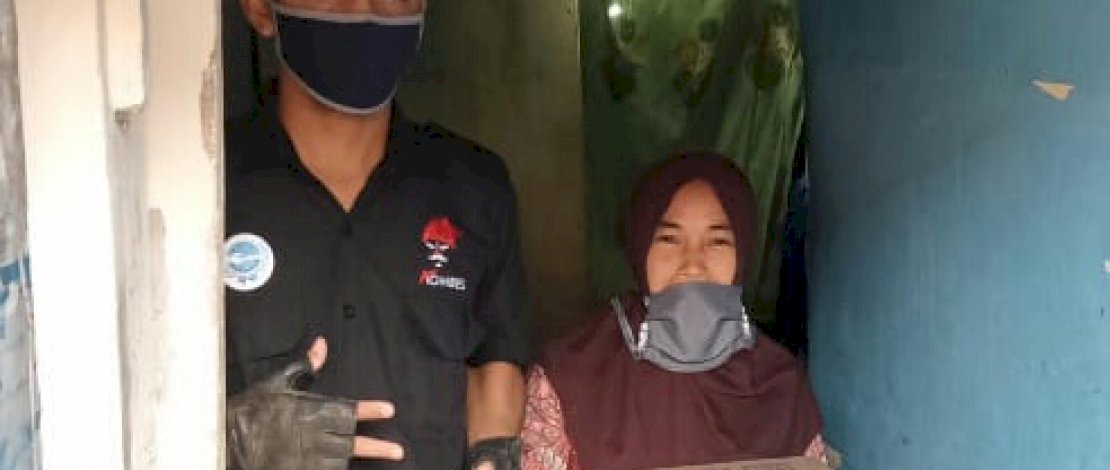 Almalik Musafir Kelana dari Kombes, memberikan bantuan kepada Salmia.