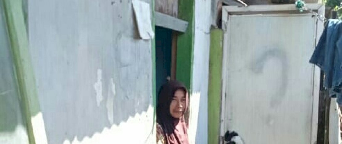 Almalik Musafir Kelana dari Kombes, memberikan bantuan kepada Salmia.