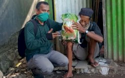 Kombes Bagikan Sembako ke Sembilan Kecamatan