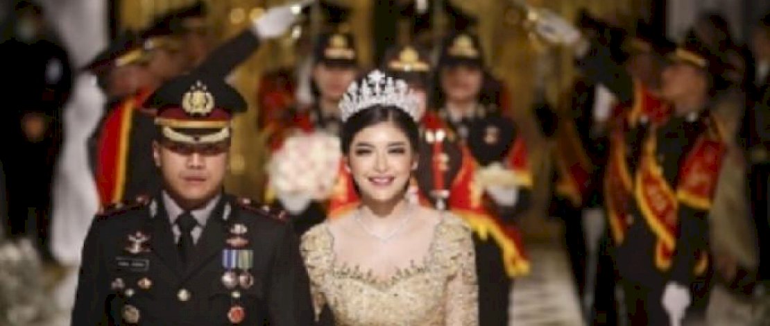 Kompol Fahrul bersama istri, saat melewati pedang pora pada pesta pernikahan di Hotel Mulia, Jakarta.