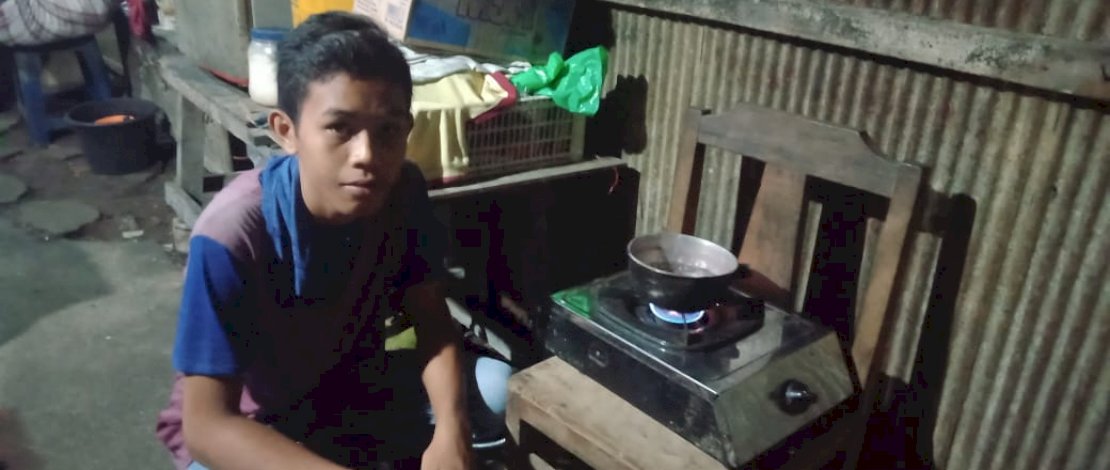 Dg Sampara memasang kompor gas bantuan dari Kombes. 