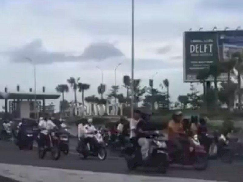 Acuhkan PSBB, Puluhan Pengendara Motor di Makassar Malah Konvoi