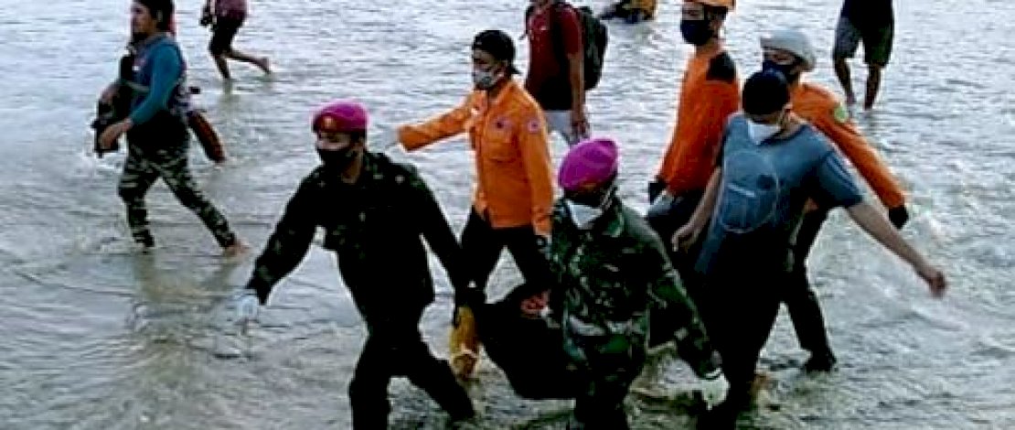 Tim dari TNI AL Lantamal VI Makassar bersama Tim Basarnas dan warga setempat, mengevakuasi jenazah korban banjir bandang di Luwu Utara.