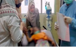 Usai Patahkan Tangan Anaknya, Ibu Kandung dan Pacarnya Buang Korban di Depan Warung Lalu Kabur