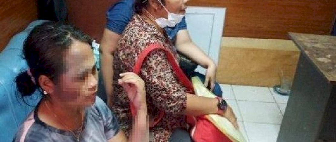 EY melapor ke Polresta Padang didampingi tetangganya.