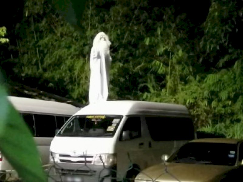 Pria Ini Pakai Kostum Hantu Agar Warga Tidak Keluar Rumah