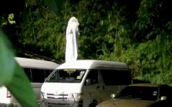 Pria Ini Pakai Kostum Hantu Agar Warga Tidak Keluar Rumah