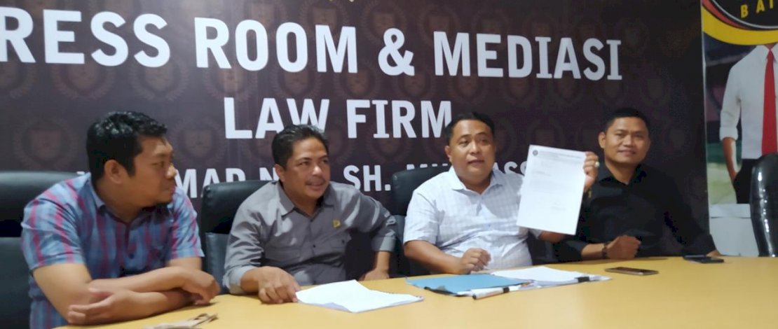 Kuasa hukum Baharuddin Hafid, Muhammad Nur (memegang kertas), saat konferensi pers di kantornya, Kamis (11/5/2020). Kuasa hukum Baharuddin Hafid, Muhammad Nur (memegang kertas), saat konferensi pers di kantornya, Kamis (11/5/2020).