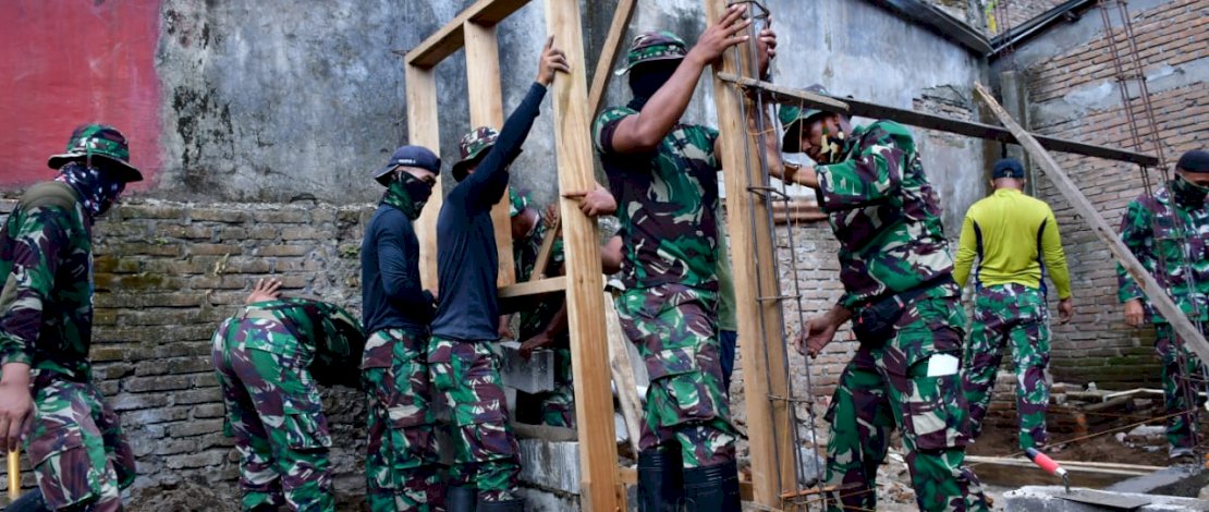 Pemasangan kusen rumah Basri Dg Sialle dalam rangka bedah rumah yang dilakukan Kodam XIV Hasanuddin.