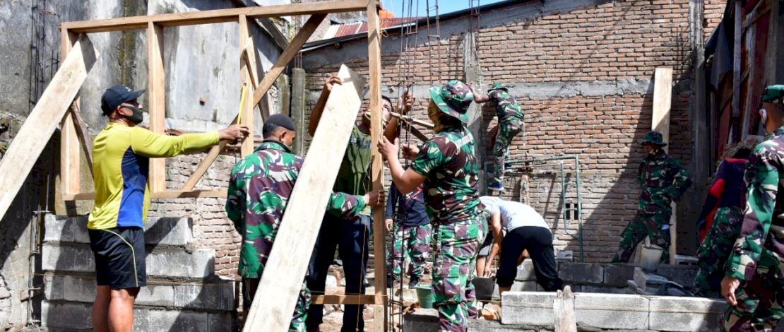Pemasangan kusen rumah Basri Dg Sialle dalam rangka bedah rumah yang dilakukan Kodam XIV Hasanuddin.