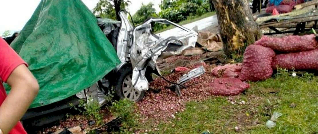 Bawang dan kemiri bertebaran usai lakalantas di Palopo.