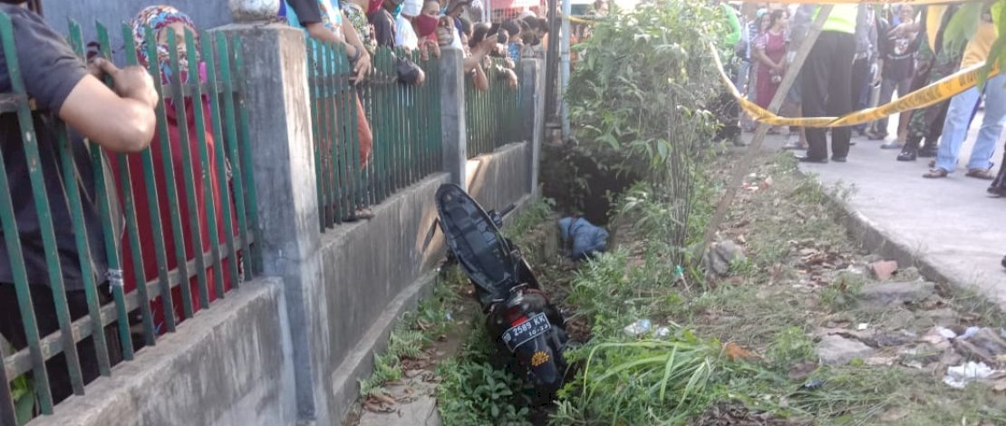 Jenazah Ipda Indri Sirajuddin dan sepeda motornya.