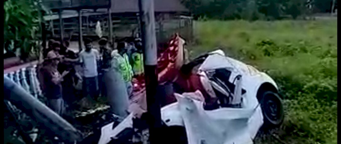 Mobil ringsek tabrak tiang listrik.