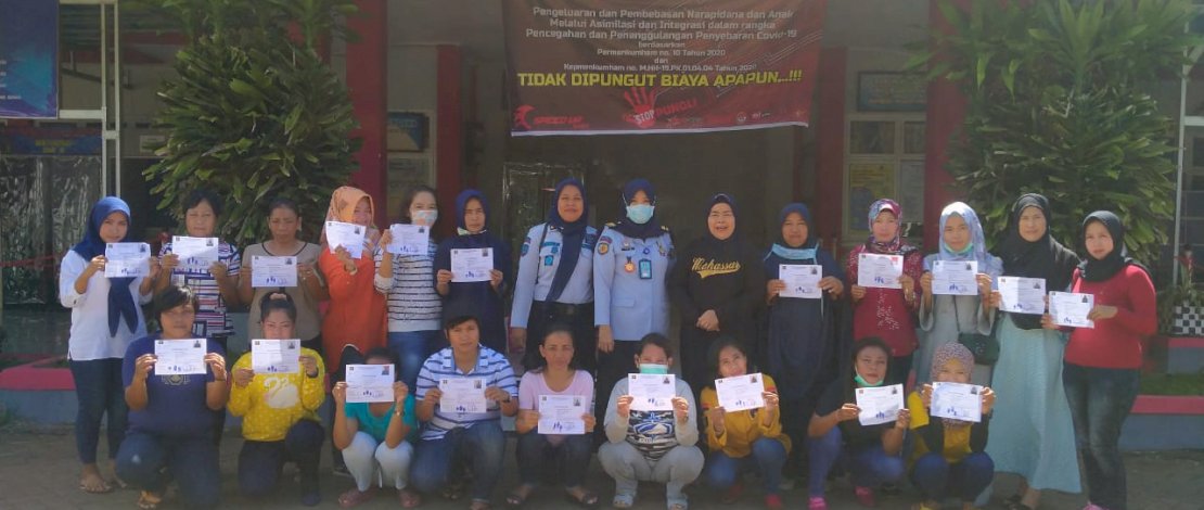 Warga binaan Lapas Wanita Sungguminasa mendapatkan pembebasan dan pengeluaran berdasar Kepmekum HAM.