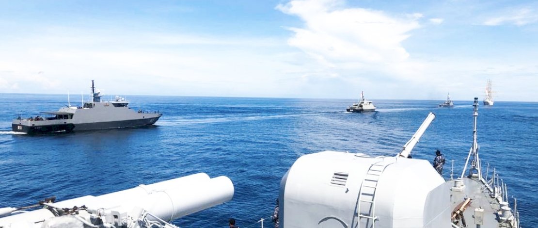 Manuver yang dilakukan Satgas Perbatasan Laut RI-Malaysia di perairan Sulawesi.