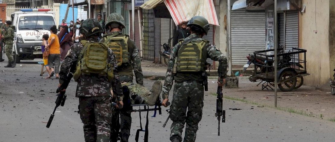 Tiga militer Filipina tampak menyelamatkan korban ledakan bom  di Kota Jolo. (Sumber: Reuters)