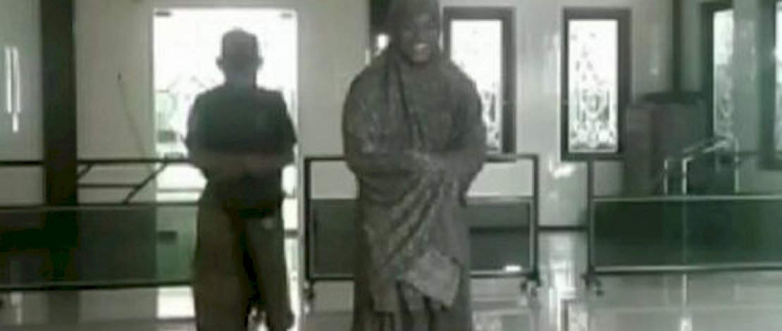 Tangkapan layar video lelucon salat jenazah.