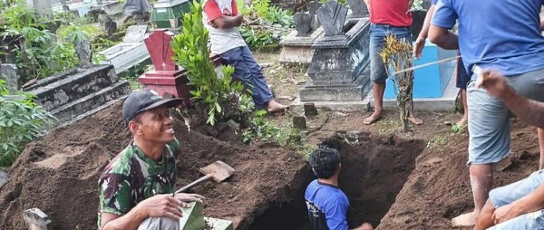 Sudah digali, liang lahat untuk Harnanik akhirnya ditimbun kembali.