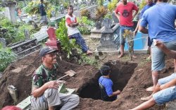 Liang Lahat Sudah Digali, Ternyata Wanita Asal Blitar Masih Hidup