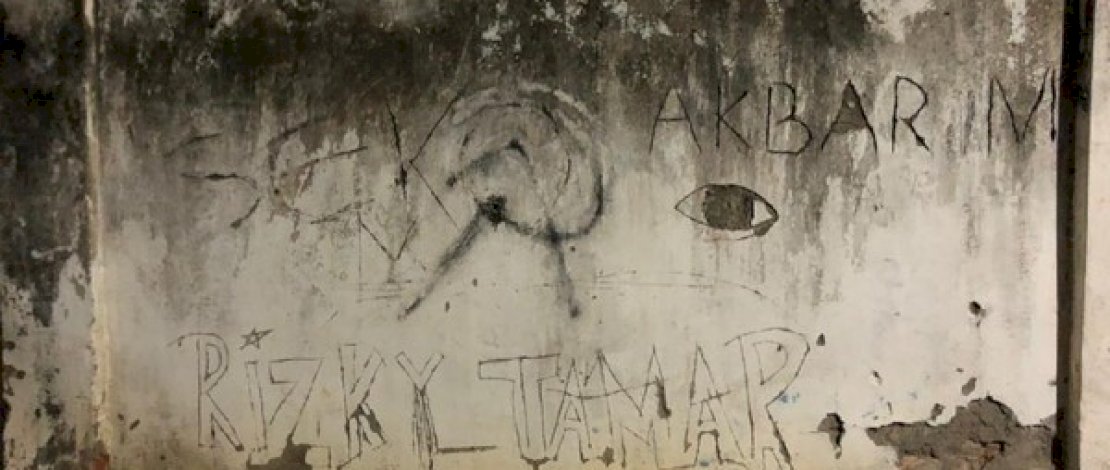 Logo palu arit di tembok salah satu sekolah di Bone.