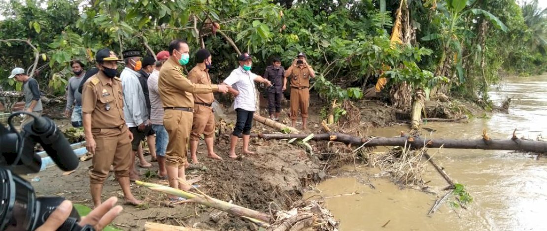 Bupati Luwu Tinjau Tempat Pemakaman Umum yang Hanyut