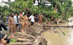 Bupati Luwu Tinjau Tempat Pemakaman Umum yang Hanyut