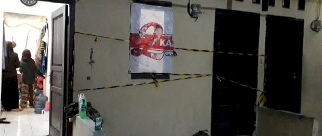 Garis polisi masih dipasang di kontrakan, lokasi ditemukannya mayat dalam karung. (Foto: Hasan Kurniawan/Sindo).