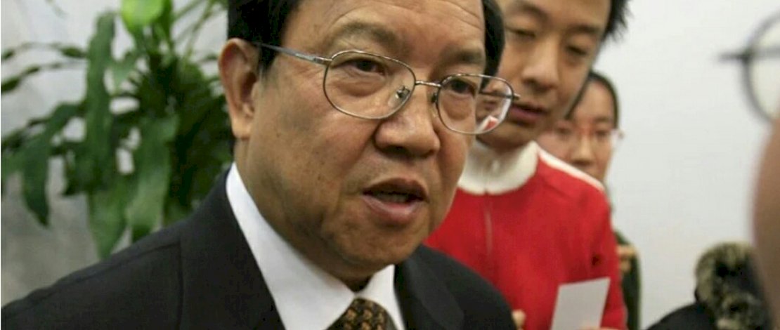 Long Yongtu saat diwawancarai wartawan.