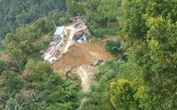 Tanah Longsor Seret Rumah Warga, Jalan Palopo–Toraja Terputus